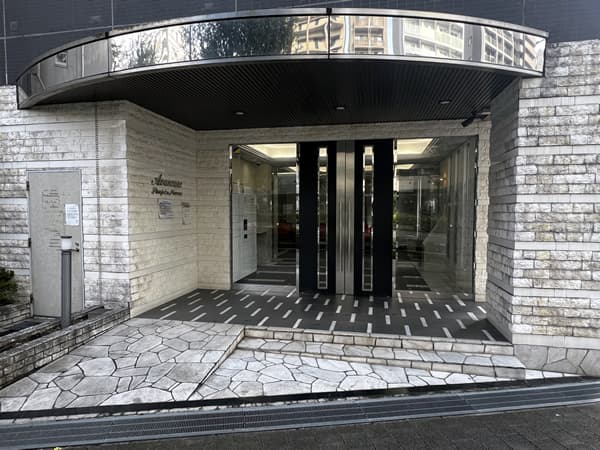 アヴァンツァーレ新宿ピアチェーレ 3