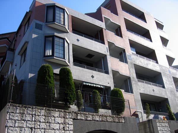 サンクタス栗平駅前ブリティッシュスクエアクラウンコート 2