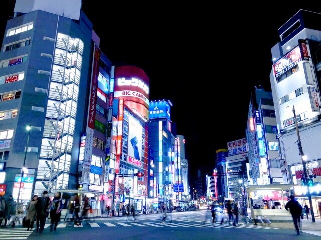 池袋駅西口周辺の風景画像