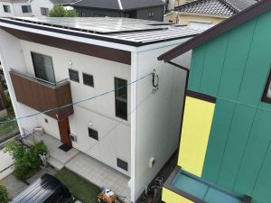 内山様が売却した物件の外観写真：隣の家が近く密集していることがわかる。