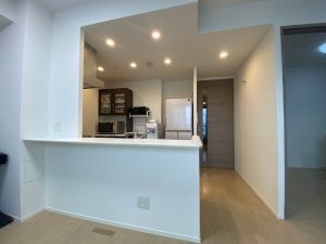 一部屋ずつ、家具を全部別の部屋にどかして、何もない状態で撮影した実際の写真(キッチン)