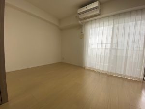 一部屋ずつ、家具を全部別の部屋にどかして、何もない状態で撮影した実際の写真(居室)
